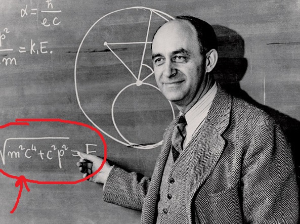 ENRICO FERMI mostra una formula sulla lavagna....